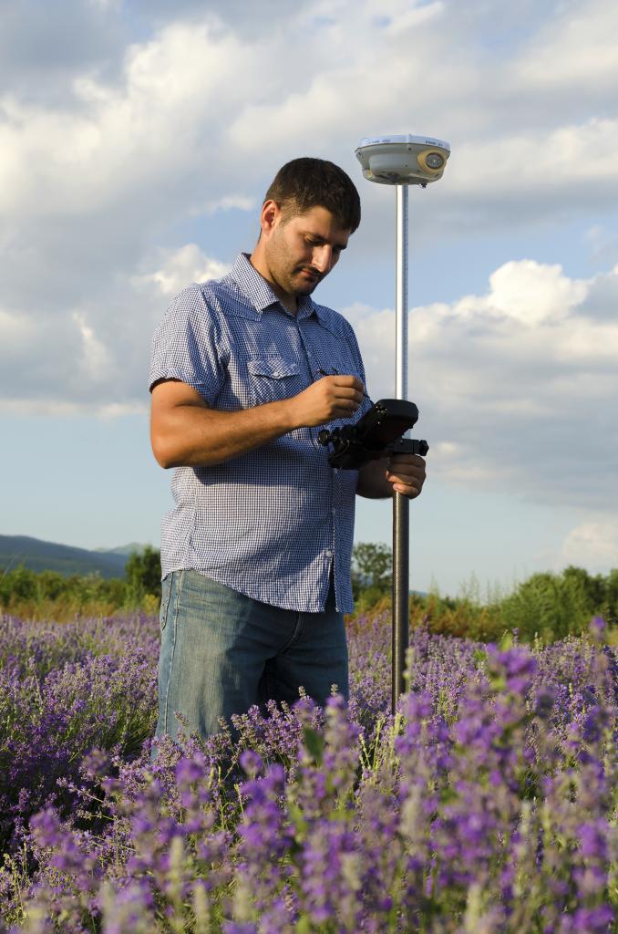 profesjonalny sprzęt geodezyjny zastosowany jako gps do pomiaru pola